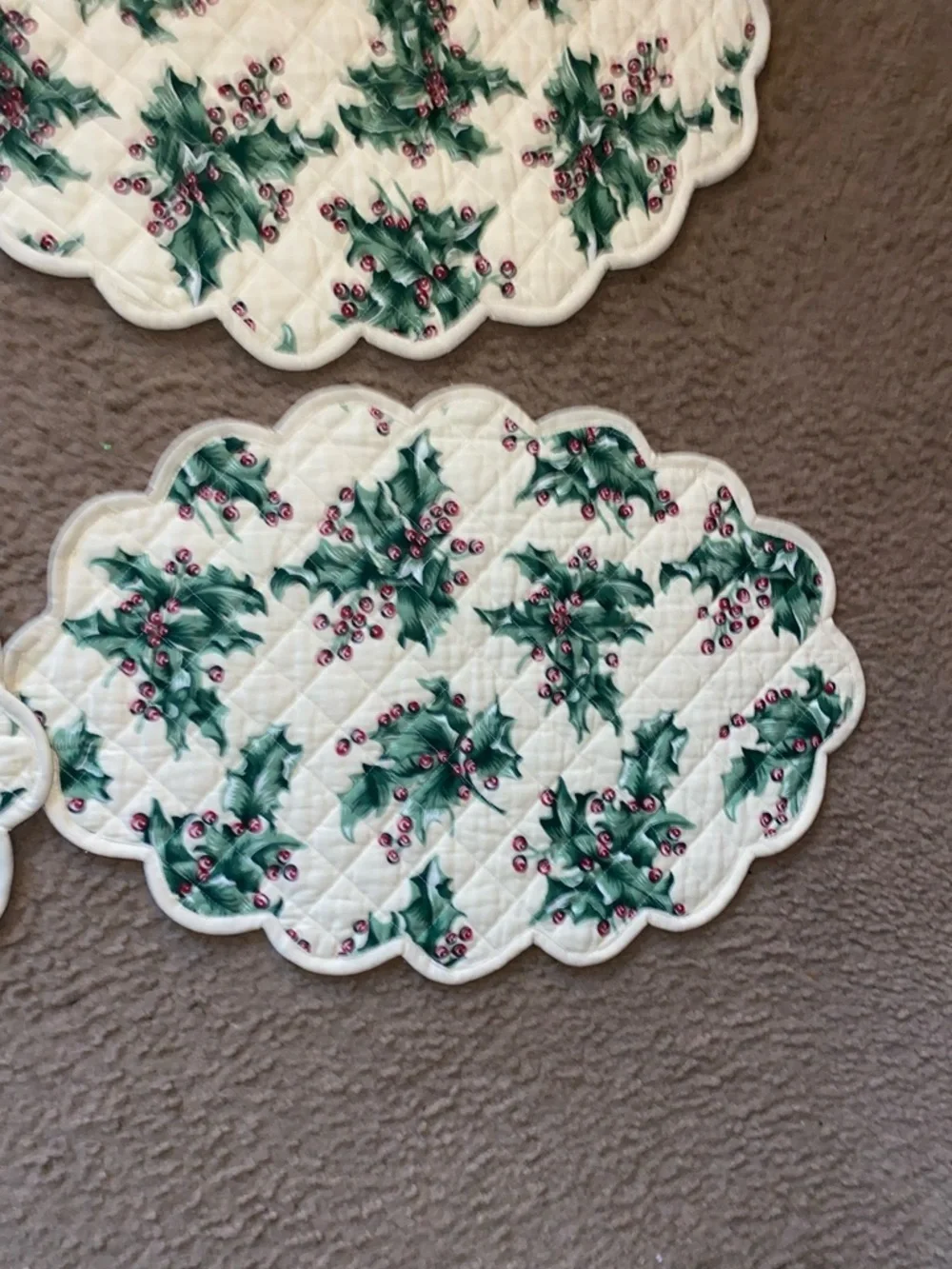 4 April Cornell Holiday Holly Leaves Red Berries Festive Quilted Placemats 18”